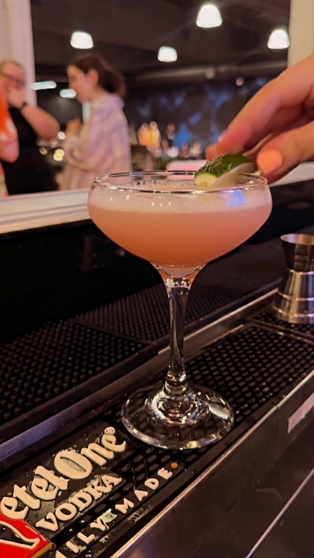 Kelly’s behind the bar crafting the perfect Cosmo: crisp, citrusy, and just the right amount of iconic. #cosmosneverdie